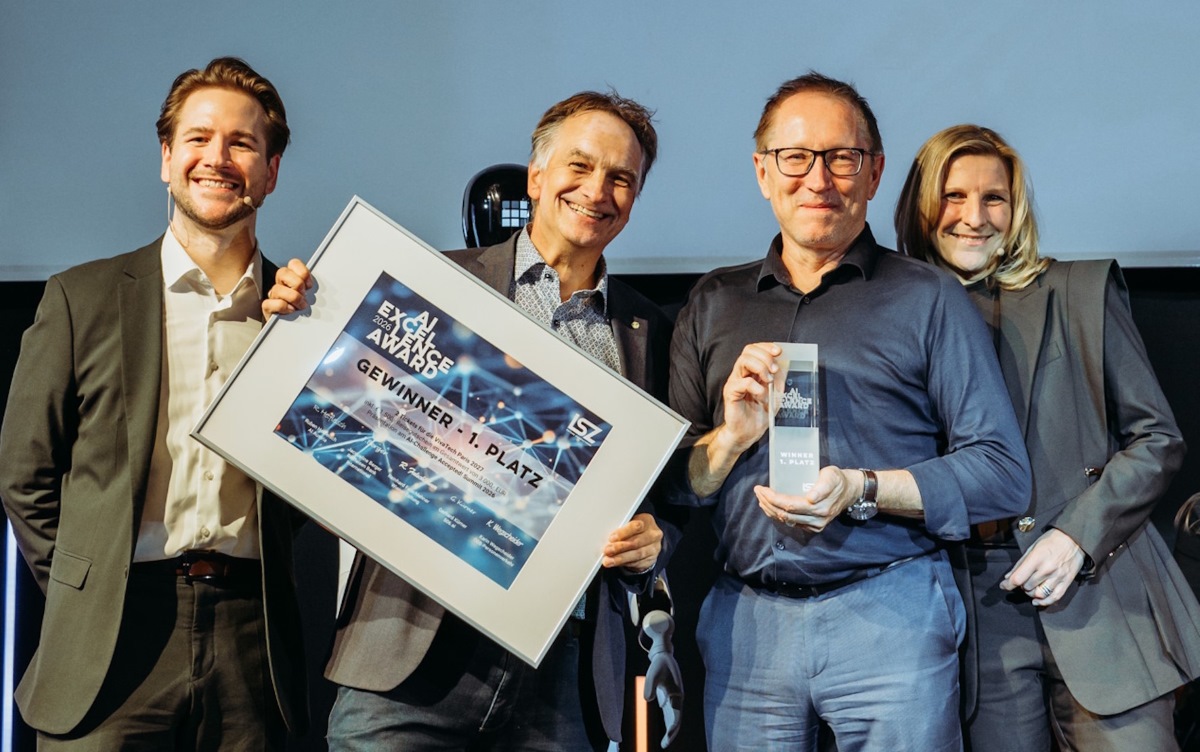 Vier Personen bei der Preisverleihung des AI Excellence Award 2026. Von links: Ruben Hetfleisch (AI Austria), Michael Pichler (Zero Project) mit Urkunde, Peter Reichstädter (Parlamentsdirektion) mit Trophäe und Martina Kruber (LSZ).